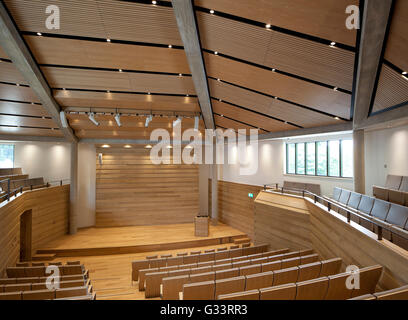 Schräge Auditorium und Vortrag-Halle, von oben gesehen. Auditorium Wolfson College, Oxford, Vereinigtes Königreich. Architekt: Berman Guedes Stretton, 2013. Stockfoto