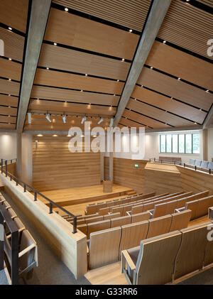 Schräge Auditorium und Vortrag-Halle, von oben gesehen. Auditorium Wolfson College, Oxford, Vereinigtes Königreich. Architekt: Berman Guedes Stretton, 2013. Stockfoto