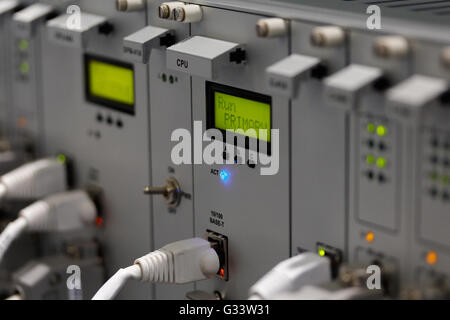 Vorderseite des Industrie-PC-System mit I/O Ethernet-Stecker und Kabel. Selektiven Fokus auf primäre CPU-Modul. Stockfoto