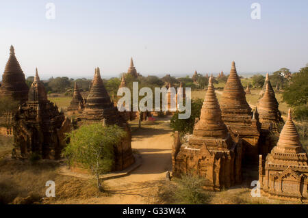 Landschaftlich über Bagan in Myanmar. Bagan ist eine alte Stadt mit Tausenden von historischen buddhistischen Tempeln und Stupas. Stockfoto