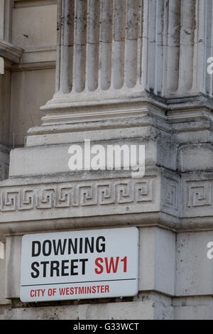 London, Vereinigtes Königreich - 5. Juni 2016: Downing Street, Position der Nummer 10, Heimat des britischen Premierministers. Stockfoto