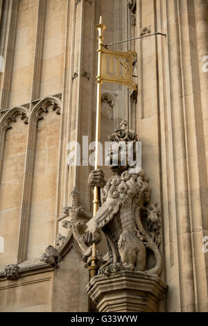 London, Vereinigtes Königreich - 5. Juni 2016: Statue eines Löwen auf der Palace of Westminster am Eingang des Fürsten, unter den Vi Stockfoto