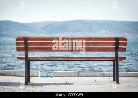 Leere Bank auf dem Hintergrund des Meeres. Stockfoto