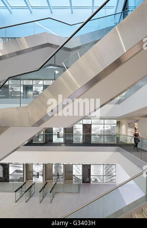 Treppen, in voller Höhe Atrium überqueren. KPMG-Büros, Leeds, Leeds, Vereinigtes Königreich. Architekt: Sheppard Robson, 2015. Stockfoto