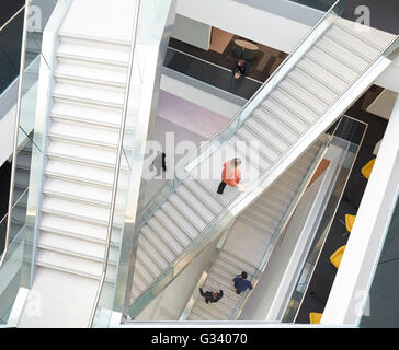 Kreuzung Treppen in voller Höhe Atrium von oben. KPMG-Büros, Leeds, Leeds, Vereinigtes Königreich. Architekt: Sheppard Robson, 2015. Stockfoto