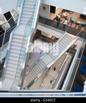 Kreuzung Treppen in voller Höhe Atrium von oben. KPMG-Büros, Leeds, Leeds, Vereinigtes Königreich. Architekt: Sheppard Robson, 2015. Stockfoto