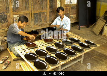 Lack-Handwerker in Bagan (Pagan), Myanmar (Burma), Asien Stockfoto