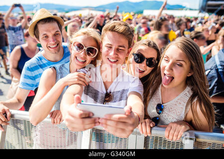 Jugendliche im Sommer-Musikfestival in Menge unter selfie Stockfoto