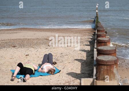 Besucher in Southwold in Suffolk die Sonne zu genießen. PRESS ASSOCIATION Dienstag, 7. Juni 2016. Vgl. PA Geschichte. Bildnachweis sollte lauten: Stefan Rousseau/PA Wire Stockfoto