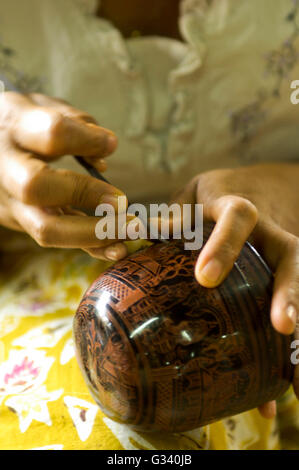 Gravur traditionellen Lackarbeiten, Bagan, zentralen Myanmar, Myanmar (Burma), Asien Stockfoto