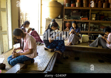 Gravur traditionellen Lackarbeiten, Bagan, zentralen Myanmar, Myanmar (Burma), Asien Stockfoto