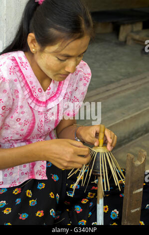 hergestellte Papier Sonnenschirme in Mandalay-Bagan Myanmar Stockfoto