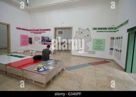 Installation auf der Architektur Biennale von Venedig (La Biennale di Venezia). Alejandro Aravena. Stockfoto