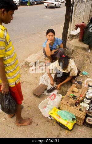 Myanmar-Yangon-Burma-Northern-Shan-Staat Workshop für Schuhe gemacht Sandalen draußen auf der Straße Stockfoto