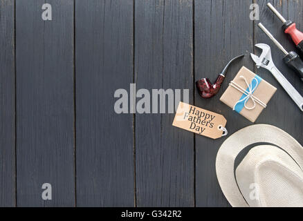 Väter Tag Geschenk-Box über einen hölzernen Hintergrund mit Label in blaues Band gebunden. Stockfoto