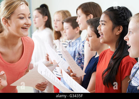 Gruppe von Kindern mit Lehrer genießen Gesangsgruppe Stockfoto