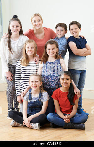 Gruppe von Kindern mit Lehrer Drama Workshop gemeinsam genießen Stockfoto