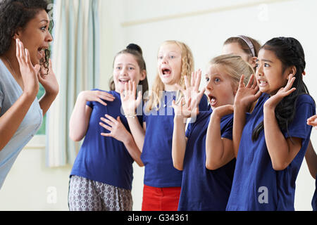 Gruppe von Kindern mit Lehrer Drama-Klasse gemeinsam genießen Stockfoto