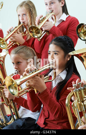 Gruppe von Studenten im Schulorchester Zusammenspiel Stockfoto