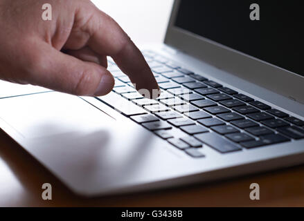 Nahaufnahme von Hand tippen auf Laptoptastatur Stockfoto