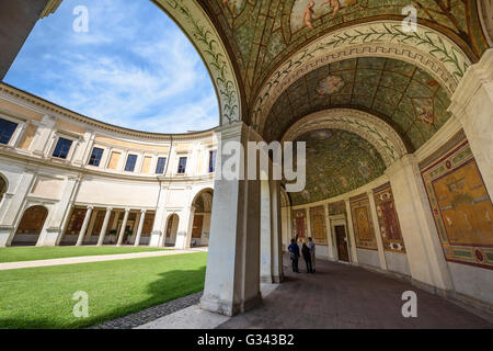 Rom. Italien. Villa Giulia (1551-1553), die mit Fresken halbrunden Loggia. Heute beherbergt die Villa Etruskischen Nationalmuseum. Stockfoto