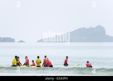 Eine Surfschule, die Lehre am Fistral in Newquay, Cornwall. Stockfoto