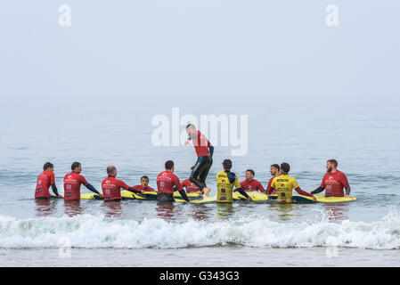 Eine Surfschule, die Lehre am Fistral in Newquay, Cornwall. Stockfoto