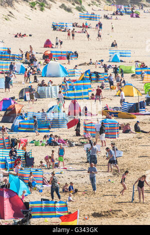 Urlauber genießen das sonnige Wetter auf Fistral Beach in Newquay, Cornwall. Stockfoto