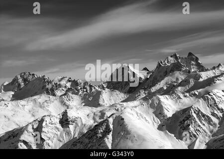 Schwarz / weiß-Kaukasus-Gebirge im Winter. Blick vom Elbrus. Reittiere Heldenfestung Uschba Stockfoto