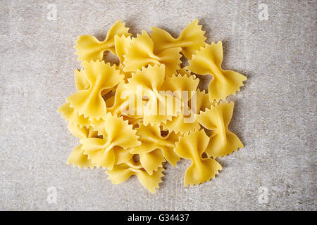 Farfalle auf Steintisch, Ansicht von oben Stockfoto