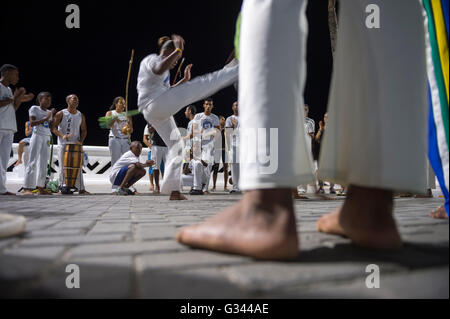 SALVADOR, Brasilien - 20. Februar 2016: Brasilianische Capoeira-Gruppe mit jungen Auszubildenden, sowohl männliche als auch weibliche, in Barra. Stockfoto