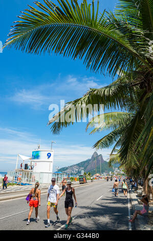 RIO DE JANEIRO - 28. Februar 2016: Aktive Einwohner und Touristen Spaziergang entlang der Strandpromenade Avenida Vieira Souto. Stockfoto