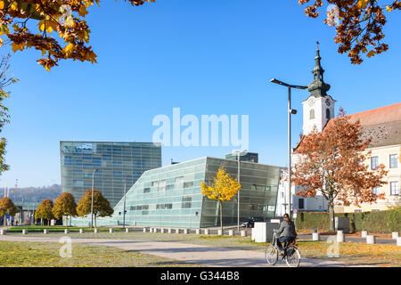 Ars Electronica Center und Pfarrei Kirche Urfahr, Österreich, Oberösterreich, Oberösterreich, Zentralraum Linz Stockfoto