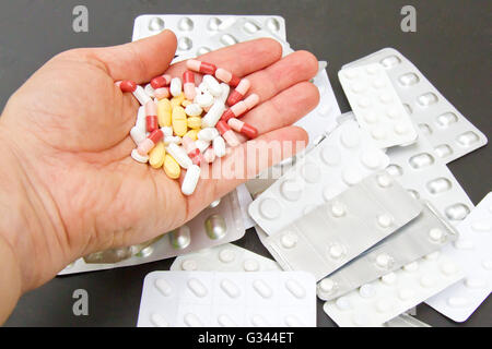 Tabletten und Pillen in der hand Stockfoto