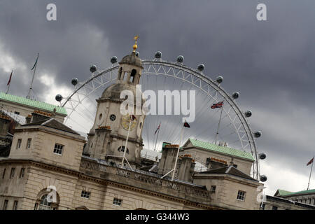 Parade der Pferdewächter mit dem London Eye im Hintergrund Stockfoto