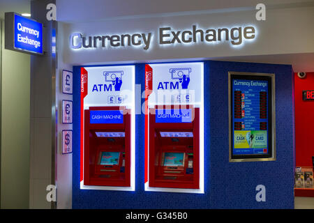 S ATM / Geldautomaten Maschinen im Bureau de Change Office betrieben von Travelex am London City Airport. London. VEREINIGTES KÖNIGREICH. Stockfoto