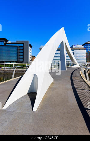 Tradeston-Brücke, auch bekannt als Squiggly Brücke, eine Fußgängerbrücke überqueren des Flusses Clyde aus Tradeston Bezirk (Süden), Facharbeiter (Norden) Stockfoto