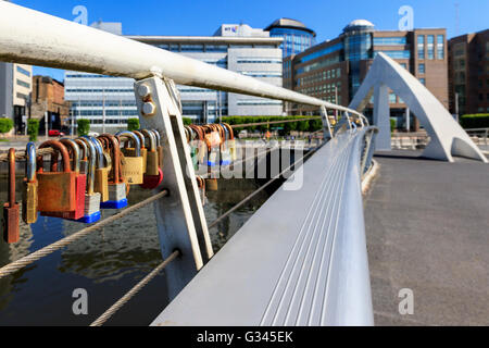 Liebesschlösser auf der Tradeston-Brücke, auch bekannt als die Squiggly Brücke, über den River Clyde, Glasgow, Schottland, UK Stockfoto