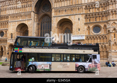 "Tour Lincoln" oben offen / Touristenbus außerhalb der Kathedrale von Lincoln, Lincoln gekrönt. UK Stockfoto