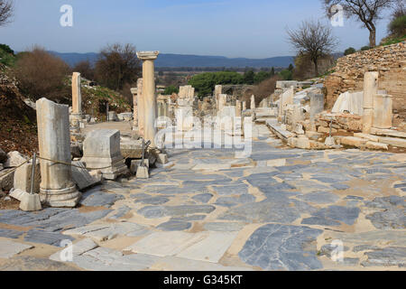 Stürze über Ruinen, entlang der Marmor Gehweg in Ephesus, Türkei im Nahen Osten Stockfoto