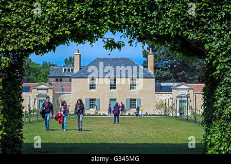 Der Blick durch die Buche Hecke mit Blick auf die neu restaurierte botanischen Cottage in den botanischen Gärten in Edinburgh. Stockfoto