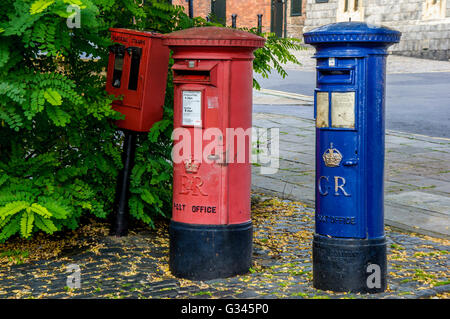 Rot Briefmarke Maschine und Briefkasten gekennzeichnet EIIR, alte blaue Luftpost Säule Kästchen markiert GR, Windsor, Berkshire, England Stockfoto