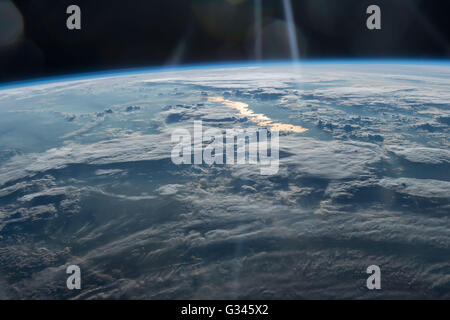 Internationalen Raumstation Erde Aufnahme Beobachtung von Expedition 47 Mitglieder Blick von Nordwesten Chinas auf der Unterseite in Ostkasachstan. Der große See in Kasachstan mit goldenen Sonne funkeln ist Balchaschsee benannt. Es ist einer der größten Seen in Asien und ist der 15. größte See der Welt. Stockfoto