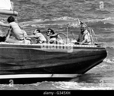 AJAXNETPHOTO. AUGUST, 1973. SOLENT, ENGLAND. -FASTNET RACE START - EDWARD HEATH SITZT IN DER STERNSHEETS VON SEINER YACHT MORNING CLOUD ZU BEGINN DES RENNENS. FOTO: JONATHAN EASTLAND/AJAX REF: 0873 17 Stockfoto