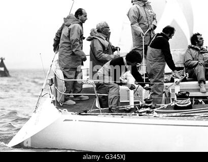 AJAXNETPHOTO. 1975. SOLENT, ENGLAND. -EDWARD HEATH (MITTE) AM STEUER SEINES NEUEN SPARKMAN & STEPHENS ENTWORFEN 40FT YACHT MORNING CLOUD IV ZU BEGINN DER MORGAN-WELTCUP-RENNEN. HINTER HEIDE (LINKS) IST PETER NICHOLSON.  FOTO: JONATHAN EASTLAND/AJAX REF: 75206 4 5 7 Stockfoto