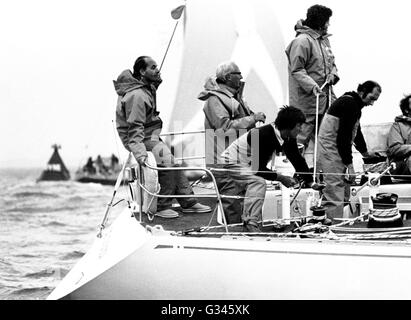 AJAXNETPHOTO. 1975. SOLENT, ENGLAND. -EDWARD HEATH (MITTE) AM STEUER SEINES NEUEN SPARKMAN & STEPHENS ENTWORFEN 40FT YACHT MORNING CLOUD IV ZU BEGINN DER MORGAN-WELTCUP-RENNEN. HINTER HEIDE (LINKS) IST PETER NICHOLSON.  FOTO: JONATHAN EASTLAND/AJAX REF: 75206 4 5 8 Stockfoto