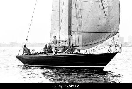 AJAXNETPHOTO. 8. JUNI 1973. SOLENT, ENGLAND. -MORGEN CLOUD YACHT - EDWARD HEATH AM STEUER SEINER YACHT MORNING CLOUD ZU BEGINN DES RENNENS SOUVERÄNEN KÖNIGLICHE YACHT LE HAVRE. FOTO: JONATHAN EASTLAND/AJAX REF: 357331 23 Stockfoto