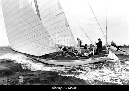 AJAXNETPHOTO. 10. MAI 1975. SOLENT, ENGLAND. -NEUE MORGEN CLOUD SETZT DIE SEGEL - EDWARD HEATH AM STEUER SEINES NEUEN 40FT SPARKMAN & STEPHENS ENTWORFEN YACHT MORNING CLOUD IV KURZ DANACH WAR VON HEATHS STIEFMUTTER MARY HEATH BEI GOSPORT CAMPER & NICHOLSON WERFT GERUFEN.  FOTO: JONATHAN EASTLAND/AJAX REF: 751005 3 Stockfoto