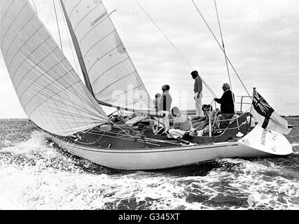 AJAXNETPHOTO. 10. MAI 1975. SOLENT, ENGLAND. -NEUE MORGEN CLOUD SETZT DIE SEGEL - EDWARD HEATH AM STEUER SEINES NEUEN 40FT SPARKMAN & STEPHENS ENTWORFEN YACHT MORNING CLOUD IV KURZ DANACH WAR VON HEATHS STIEFMUTTER MARY HEATH BEI GOSPORT CAMPER & NICHOLSON WERFT GERUFEN.  FOTO: JONATHAN EASTLAND/AJAX REF: 751005 4 Stockfoto