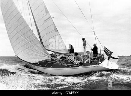 AJAXNETPHOTO. 10. MAI 1975. SOLENT, ENGLAND. -NEUE MORGEN CLOUD SETZT DIE SEGEL - EDWARD HEATH AM STEUER SEINES NEUEN 40FT SPARKMAN & STEPHENS ENTWORFEN YACHT MORNING CLOUD IV KURZ DANACH WAR VON HEATHS STIEFMUTTER MARY HEATH BEI GOSPORT CAMPER & NICHOLSON WERFT GERUFEN.  FOTO: JONATHAN EASTLAND/AJAX REF: 751005 5 Stockfoto